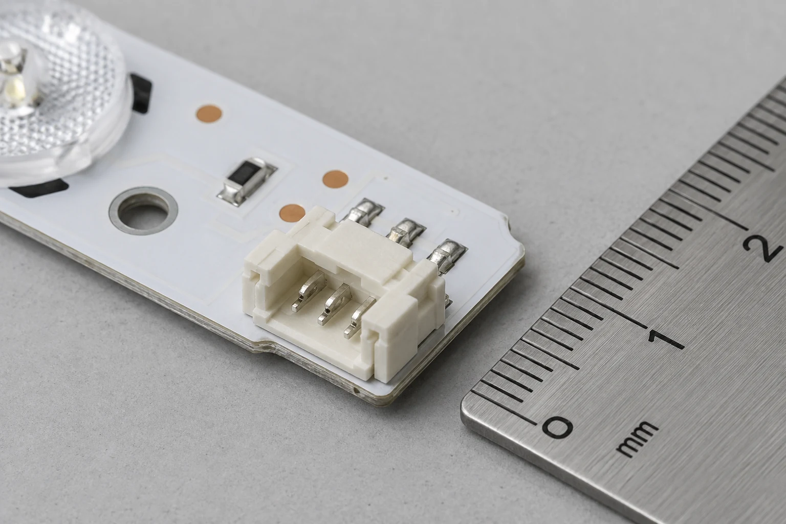 Разъём LED-подсветки крупным планом рядом с линейкой
